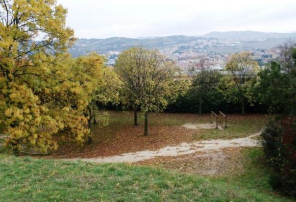 Vuole imitare le acrobazie di Brumotti in bici, 48enne si lesiona un testicolo
