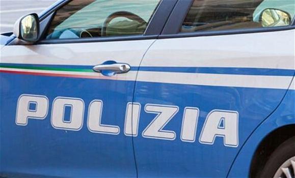 Napoli, fa pipì sull’auto della polizia e scrive su Facebook: “Chissà se parte”