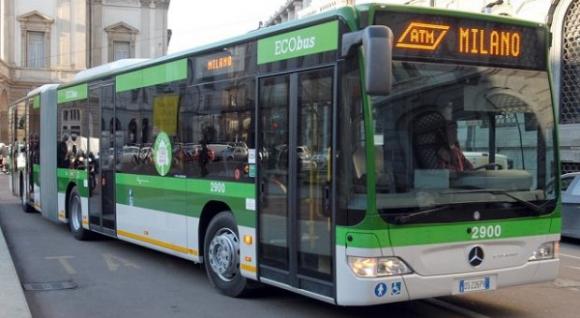 “Puoi spostarti?” Ragazza prende a schiaffi un uomo sull’autobus ma scopre che è sordomuto