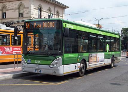 “Puoi spostarti?” Ragazza prende a schiaffi un uomo sull’autobus ma scopre che è sordomuto