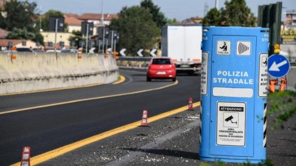 Clona la targa della ex moglie e sfreccia davanti agli autovelox