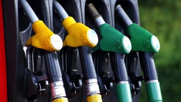 Benzina e diesel, in arrivo stangata: aumentano le accise
