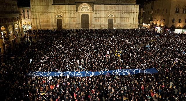 Le Sardine lanciano una raccolta fondi per la manifestazione di Bologna: raccolti 22mila euro