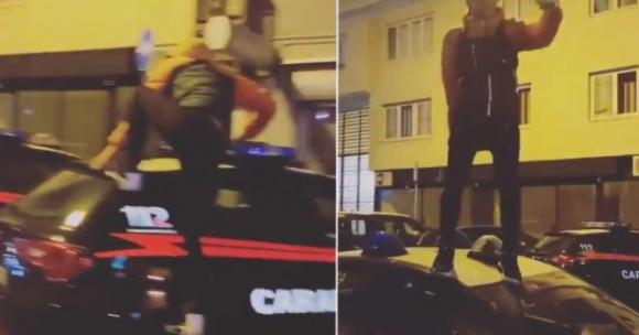 Napoli, fa pipì sull’auto della polizia e scrive su Facebook: “Chissà se parte”