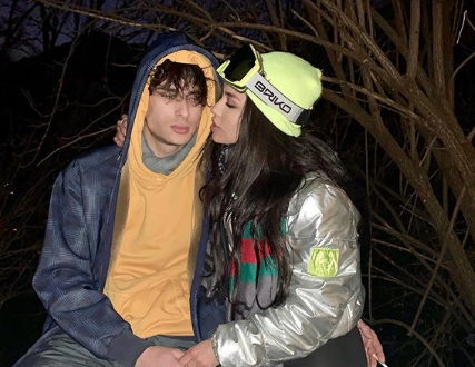 Influencer nei guai: ha aiutato il fidanzato a legare a un albero, bastonare e rapinare un ragazzo
