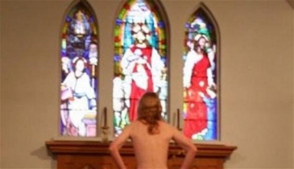 30enne prega nuda in chiesa sull’altare: “Se mi toccate vi denuncio”