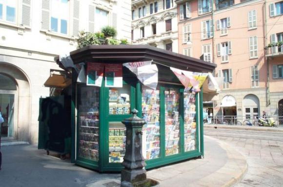 L’edicola rischia di fallire e allora si dà allo spaccio: cocaina nascosta nei DVD hard
