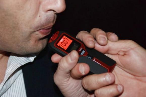 Carpi, guida ubriaco e si giustifica: “Ho baciato una ragazza che aveva bevuto molto”