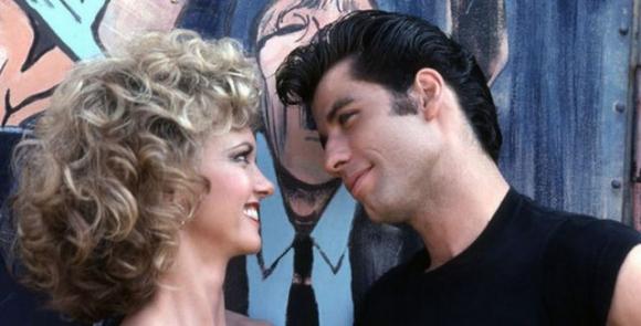 Grease, John Travolta e Olivia Newton-John mano nella mano 41 anni dopo: ecco come sono cambiati