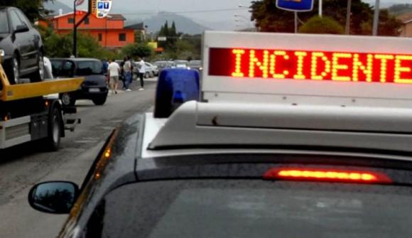 Incidente blocca la strada, anziano urla agli agenti “fatemi passare ho bevuto”. Patente ritirata