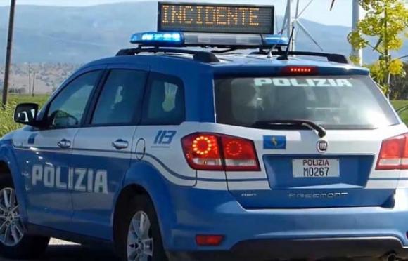 Incidente blocca la strada, anziano urla agli agenti “fatemi passare ho bevuto”. Patente ritirata