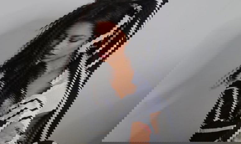 Influencer nei guai: ha aiutato il fidanzato a legare a un albero, bastonare e rapinare un ragazzo