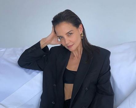 Katie Holmes sotto la giacca mostra con orgoglio le smagliature