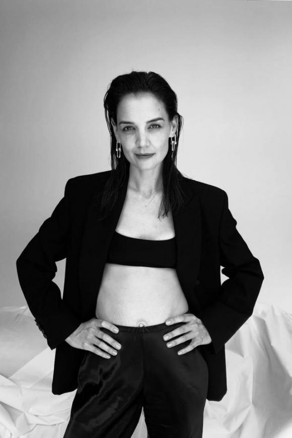Katie Holmes sotto la giacca mostra con orgoglio le smagliature