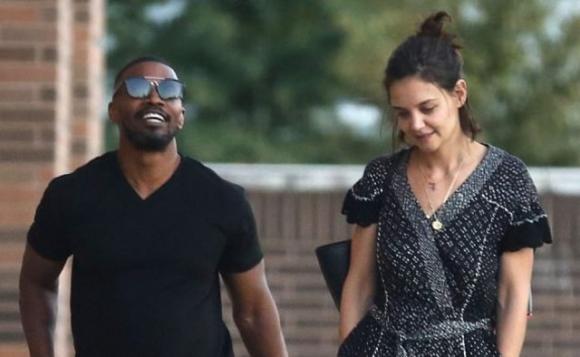 Katie Holmes sotto la giacca mostra con orgoglio le smagliature