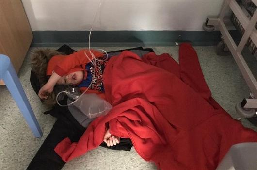 Bambino di 4 anni costretto a rimanere per ore sul pavimento dell’ospedale: non c’erano letti