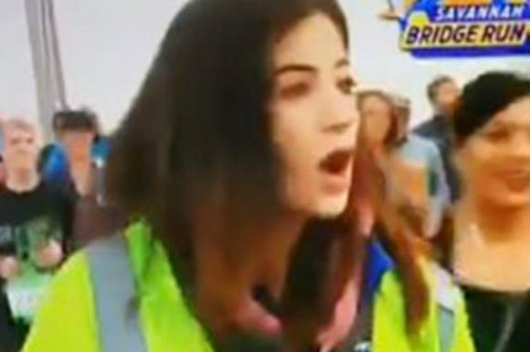 Usa, maratoneta palpeggia una giornalista in diretta tv: radiato a vita