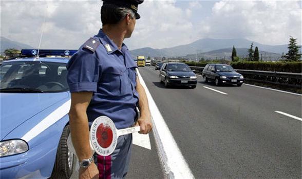 Milano: ragazzo senza patente prova a corrompere i poliziotti con 25€