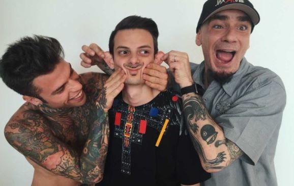 Guè Pequeno e J-Ax rispondono alle accuse di Fedez: è guerra