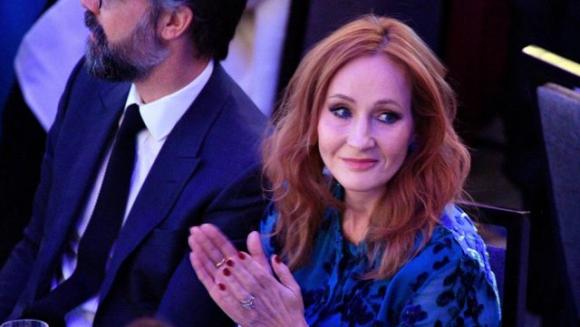 JK Rowling è transfobica? L’autrice di Harry Potter sommersa dalle polemiche dopo un tweet