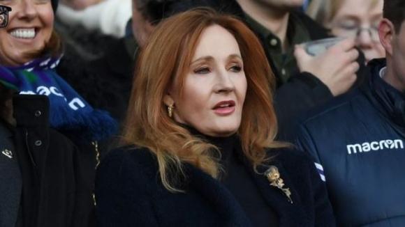 JK Rowling è transfobica? L’autrice di Harry Potter sommersa dalle polemiche dopo un tweet