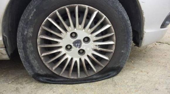 Gommista gettava chiodi nelle strade del paese, in casa ne aveva 6kg. Denunciato