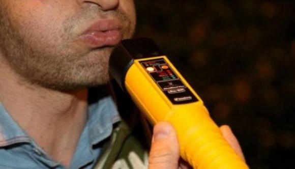Carpi, guida ubriaco e si giustifica: “Ho baciato una ragazza che aveva bevuto molto”