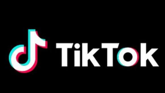 Fanno un incidente e nell’attesa dell’ambulanza fanno video su Tik Tok