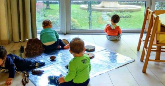 Varese, violenza e insulti shock di una maestra ai danni di bambini: “Terrone di me*da!”