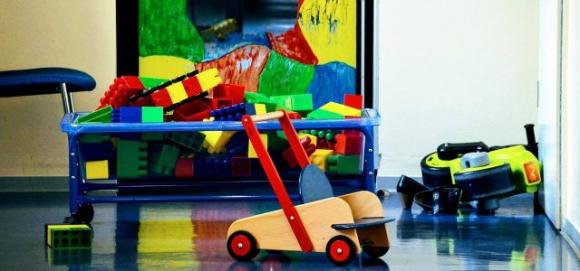 Varese, violenza e insulti shock di una maestra ai danni di bambini: “Terrone di me*da!”