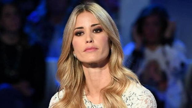 Elena Santarelli alle Maldive: lo sfogo nei confronti degli haters
