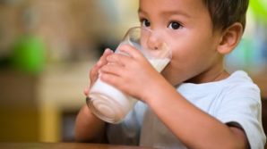 Latte intero ai bambini per difenderli dall’obesità