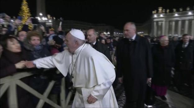 Il Papa, arrabbiato, dà uno schiaffo ad una fedele