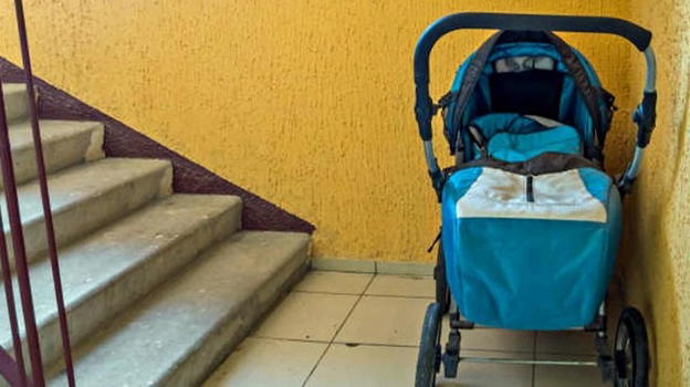 Arezzo, bambino di 4 mesi trovato nell’androne. I genitori se l’erano dimenticato