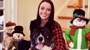 Virgina: una donna si prende cura di un cane incatenato, dopo un anno riesce ad adottarlo