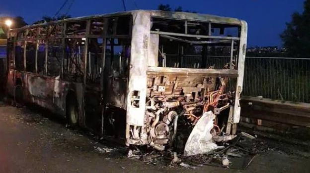 Roma: ennesimo episodio di autobus andato a fuoco