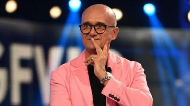 "GF Vip", Alfonso signorini lancia la bomba: sguardi complici tra Pago e Clizia Incorvaia