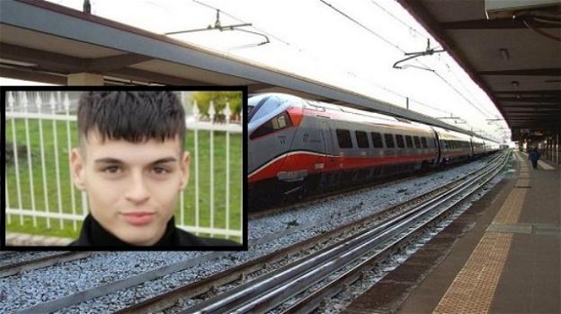 Un ragazzo di 16 anni è morto investito da un treno ad Ancona: era sui binari con le cuffiette