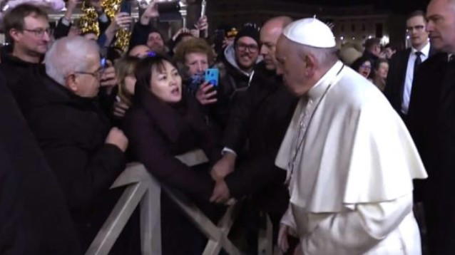 Svelato cosa ha detto la donna cinese schiaffeggiata dal Papa