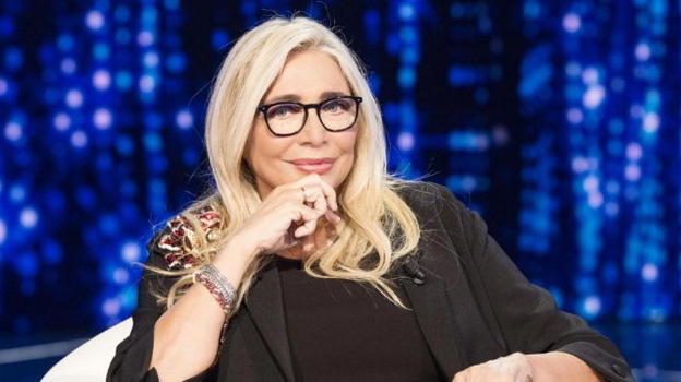 Festival di Sanremo: Mara Venier valletta ufficiale durante la serata finale