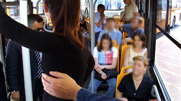 Milano, ipovedente molesta ragazzine in bus. Assurda la giustificazione ufficiale
