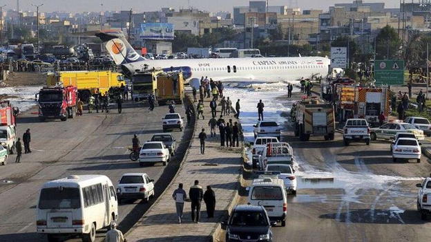 Aereo iraniano finische fuori pista e invade una superstrada