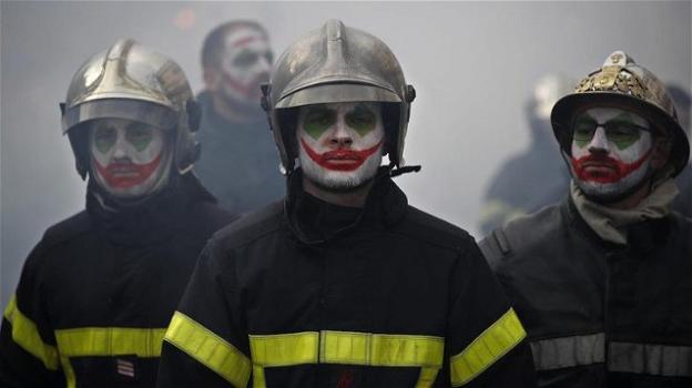 Riforma pensioni: in Francia i pompieri si scontrano con la polizia