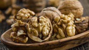 Mangiare noci ogni giorno fa bene al cuore e alla linea
