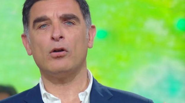 Tiberio Timperi nella bufera per una frase contro i calabresi: l’attacco del Codacons e la sua replica