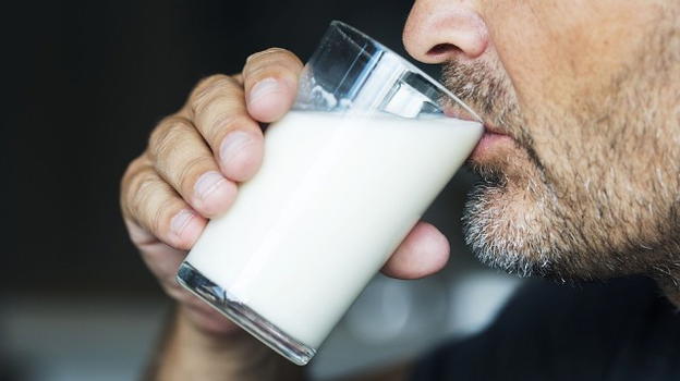 Bere latte intero può comportare il rischio di invecchiamento precoce