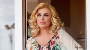 Napoli: Tina Cipollari bloccata in limousine dalle forze dell’ordine