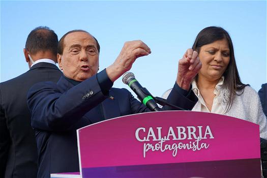 Calabria, Berlusconi presenta la candidata: “La conosco da 26 anni e non me l’ha ancora data”