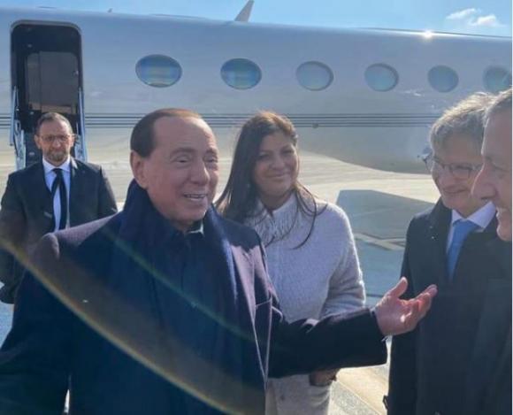 Calabria, Berlusconi presenta la candidata: “La conosco da 26 anni e non me l’ha ancora data”