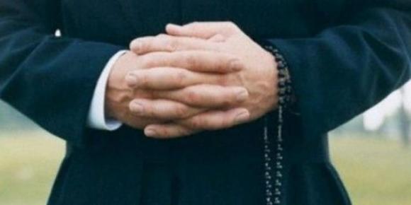 L’Aquila: scambia il prete del paese per l’amante della moglie e lo prende a pugni, denunciato